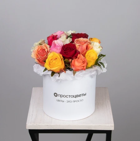 Композиция "Шляпная коробка из разноцветных роз" (малая) 
