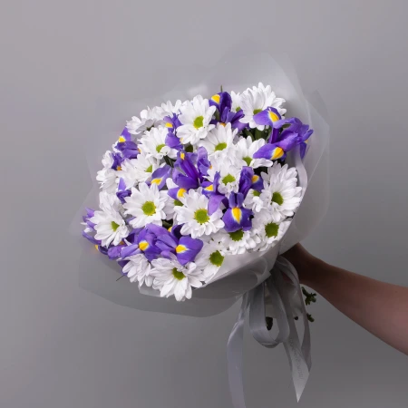 "Цветочный дуэт из белой кустовой хризантемы и синего ириса" 